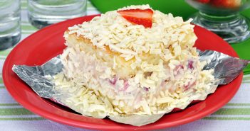 Bolo de chocolate branco recheado com morango