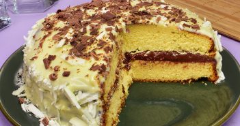 Bolo de fubá com chocolates