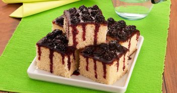 Bolo de baunilha com amora