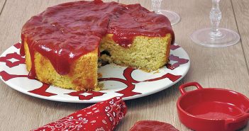 Bolo de fubá com cobertura de goiabada